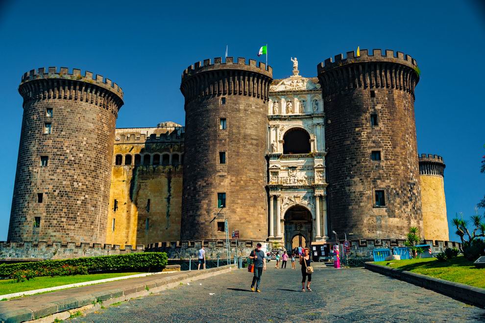 castel nuovo - új vár - Nápoly