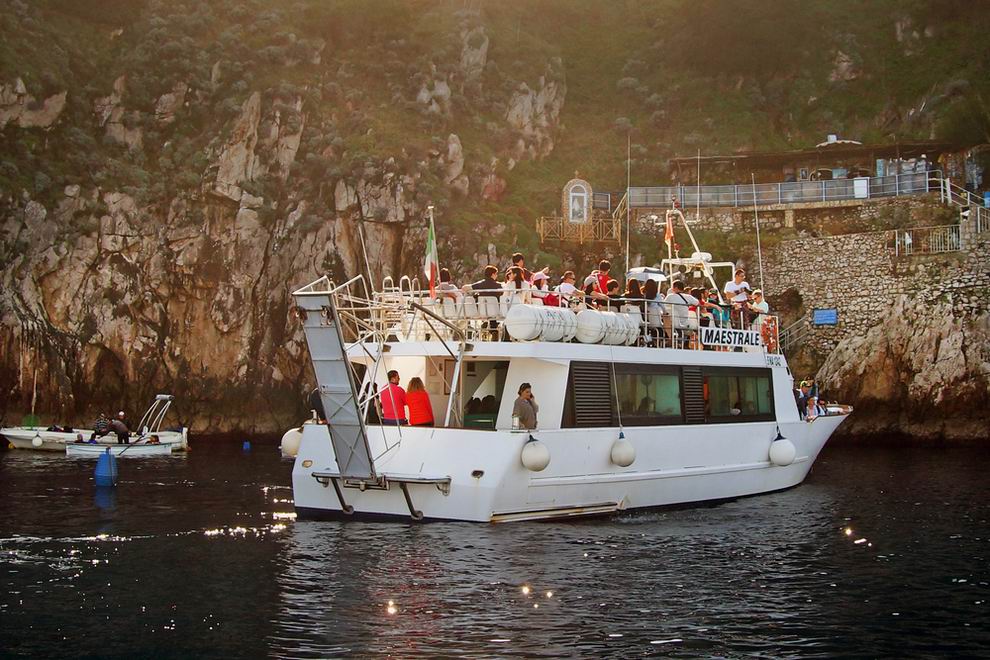 Grotta Azzura hajóval
